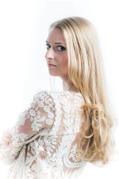 Belle Fille Blonde Russe Sur Un Fond Blanc Dans Un Chemisier Translucide Blanc Photo Stock