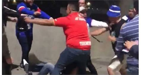 Hincha Del América Recibió Brutal Golpiza De Seguidores Del Cruz Azul Video Deportes Correo