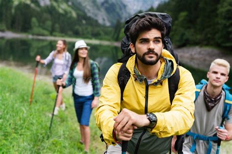 Grupo De Amigos Felices Con Mochilas Haciendo Senderismo Juntos Imagen