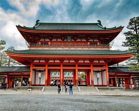 Heian Shrine celebrates Kyotos history . A relatively new shrine Heian ...