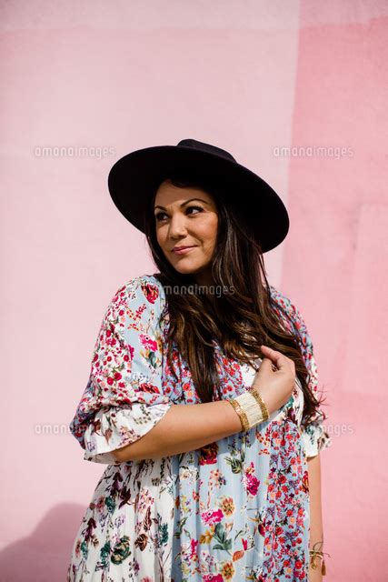 Mid 30s Hispanic Woman Modeling Clothing In San Diego[11100129147]の写真