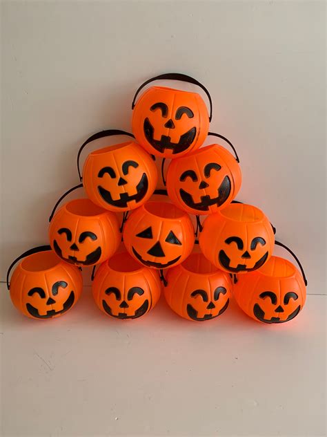 HALLOWEEN PLASTIC PUMPKINS