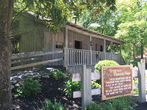 How Dolly Partons Childhood Home Became The Dollywood Empire Curbed