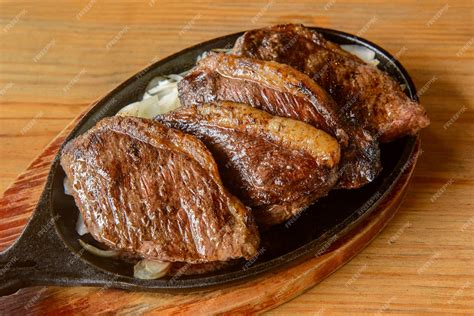 Churrasco De Picanha Brasileiro Assado Na Grelha E Servido Em Fatias