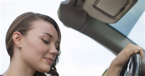 Les Kits Mains Libres Bient T Interdits Au Volant Marie Claire