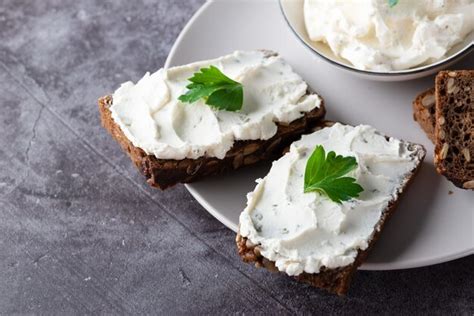 Pain de seigle au fromage à la crème sur table grise Pain de seigle à