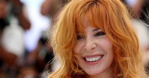 Mylène Farmer sort un nouveau single et revisite un de ses tubes