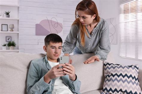 Madre Rega Ando A Su Hijo Mientras Usa El Smartphone En Casa Problemas