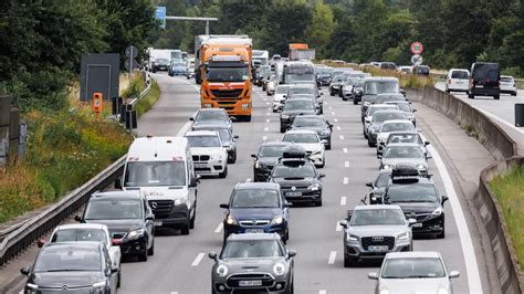 Bundesweite Ferien Adac Warnt Vor Schlimmstem Stau Wochenende Der