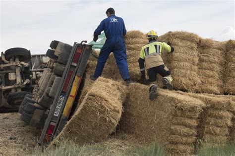 Fotos del vuelco de un camión en la A 1212 entre Huesca y Sangarrén