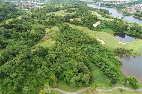 Tiro de drone de vista aérea de fairway de campo de golf verde hermoso