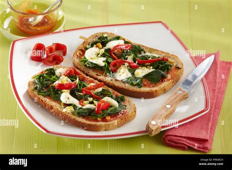 Spinat Und Mozzarella Brot Pizza Stockfotografie Alamy