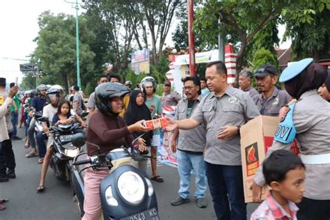 Berharap Berkah Ramadhan Polisi Dan Komunitas Toyota Land Cruisher