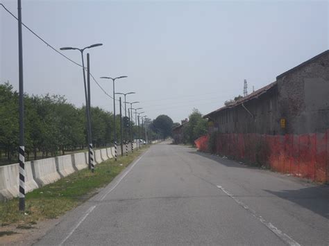 Pista Ciclabile Di Via Cusago Usata Come Accampamento Nomadi Vanno