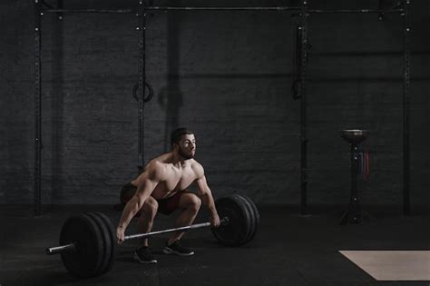 Atleta De Crossfit Haciendo Ejercicio De Peso Muerto Hombre Musculoso