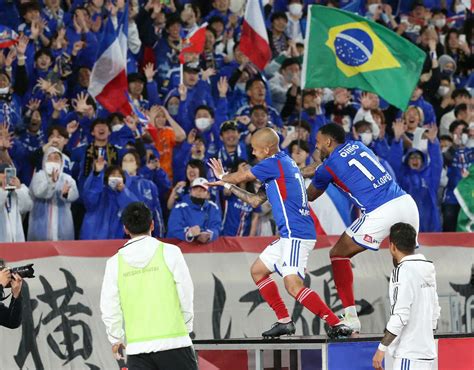 ＜横浜・横浜fc＞後半、ゴールを決めた横浜・マルコス・ジュニオールはアンデルソン・ロペス（右）とともにかめはめ波のポーズ（撮影・西海健太郎