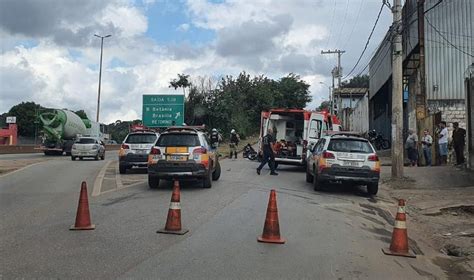 Acidente motocicletas deixa três pessoas feridas duas delas em