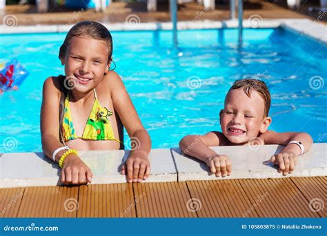 Petits Enfants Jouant Et Ayant L Amusement Dans La Piscine Avec De L