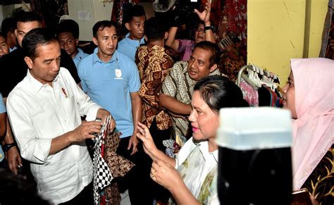 Presiden Joko Widodo Kunjungi Batik Setono Pasar Beli Batik Pekalongan