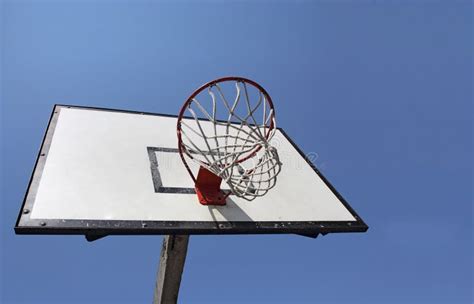 Tablero Trasero De Baloncesto Imagen De Archivo Imagen De Aros Cielo