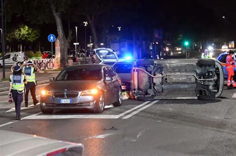 Incidente Nella Notte In Via Volturno Auto Si Ribalta All Incrocio