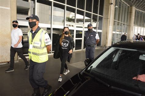 Foto Anitta Esbanja Simpatia Ao Desembarcar Em Aeroporto Do Rio De