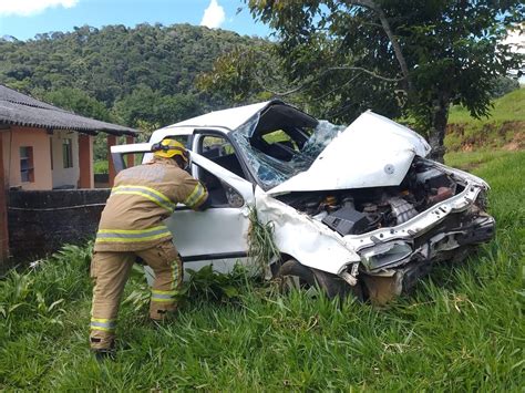 Carro Sai Da Pista Capota V Rias Vezes E Deixa Feridos Em Mg Zona Da