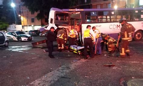 Tráiler se pasa alto y choca contra camión de transporte público en