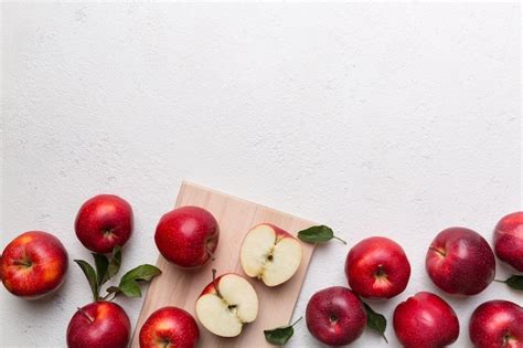 Manzanas Rojas Frescas Con Hojas Verdes En La Tabla De Cortar Con