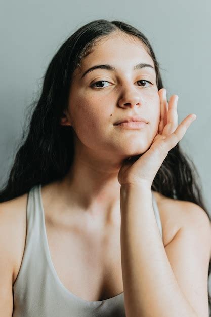 Retrato de modelo con la mano en la cara relajada después del