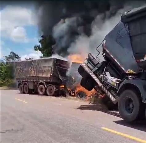 Grave acidente na BR 235 Carretas pegam fogo após colisão frontal