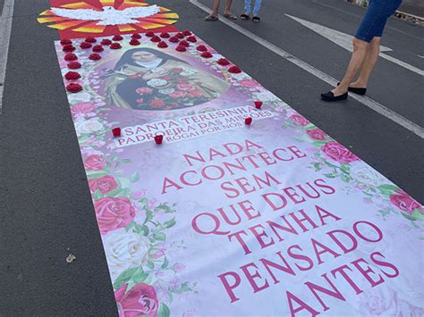 Tapetes Confeccionados Em Assis Atraem Centenas De Fi Is No Feriado De