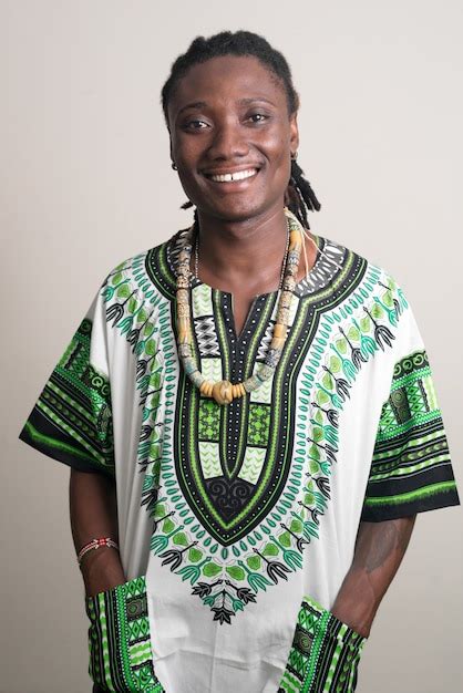 Feliz Joven Guapo Africano Con Rastas En Vestimentas Tradicionales