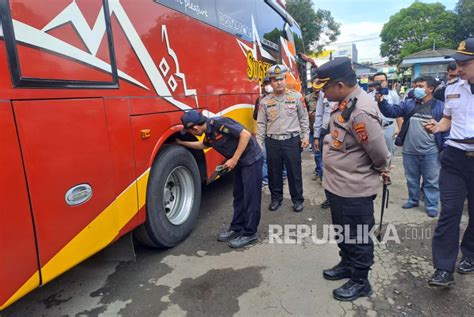 Persiapan Nataru Petugas Cek Kelaikan Angkutan Umum Di Terminal