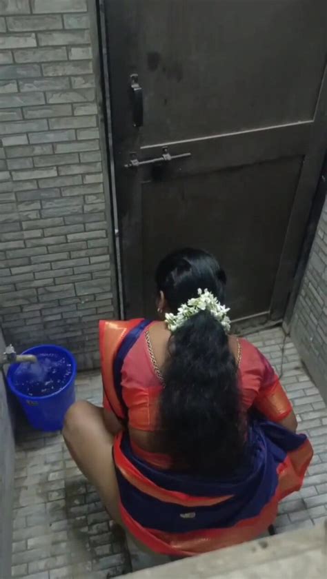 Saree Aunty Toilet Spy Piss 日本語で