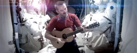 Astronauta Kt Ry Coverowa Bowiego Zdradza Jak Gra Na Gitarze W