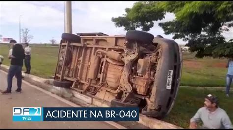 Batida Entre Carro E Van Deixa Feridos Na Br Df G