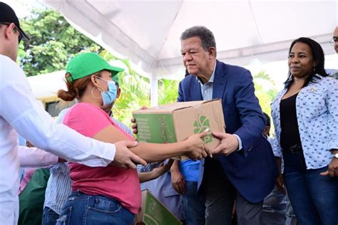 Presidente Fuerza Del Pueblo Entrega Cajas Con Cena Navidad Almomento