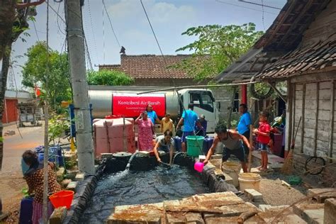 EMCL Berikan 294 Tangki Air Bersih Bagi Warga Terdampak Kekeringan