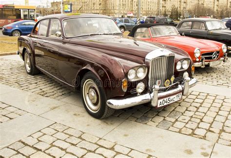 Rolls Royce Retra En La Reunión De Coches Clásicos Moscú Imagen de