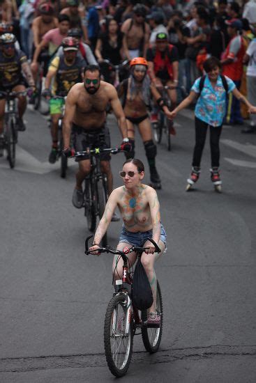 Hundreds Cyclists Participate World Naked Bike 新闻传媒库存照片 库存图片