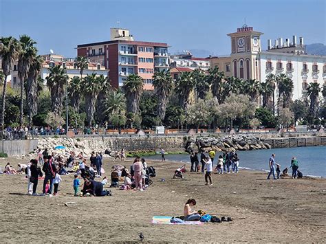 A Salerno sembra già estate folla sulle spiagge e primi bagni in mare