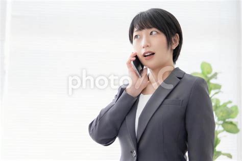 通話するスーツ姿の女性 No 24807257｜写真素材なら「写真ac」無料（フリー）ダウンロードok