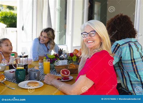 Retrato De Una Mujer Mayor Multirracial Sonriente Desayunando Con Su