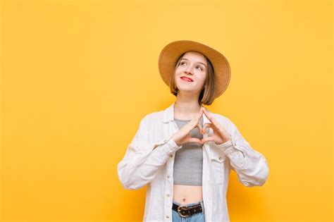 Premium Photo Happy Girl In A Hat And Clothes On Vacation Stands On A