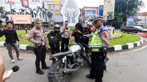 Belasan Motor Terjaring Razia Knalpot Brong Di Karawang Langsung Copot