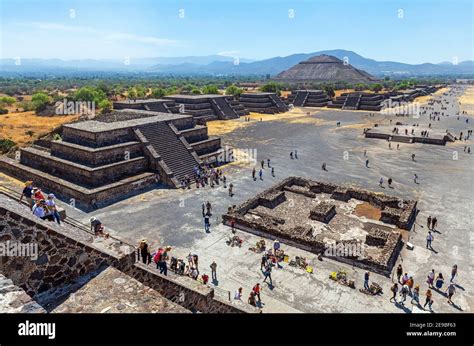 Turistas que escalan la Pirámide de la Luna con la Pirámide del Sol y