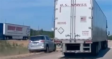 Video Le Camion Prend Ses Aises Sur L Autoroute Il Oblige Une