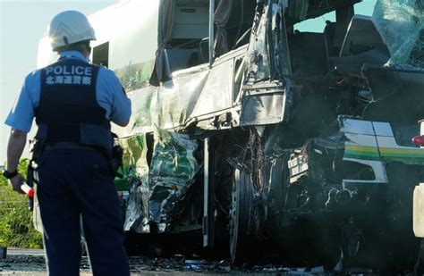 バスとトラックが正面衝突し5人が死亡 北海道八雲町 [写真特集5 9] 毎日新聞