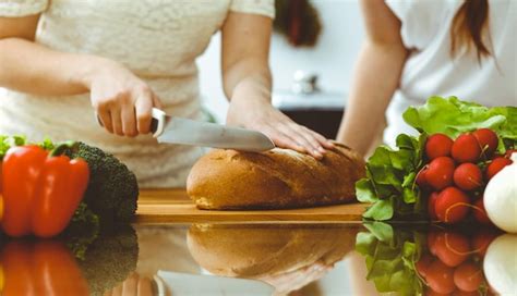 Gros Plan Sur Des Mains Humaines Cuisinant Dans La Cuisine Mère Et